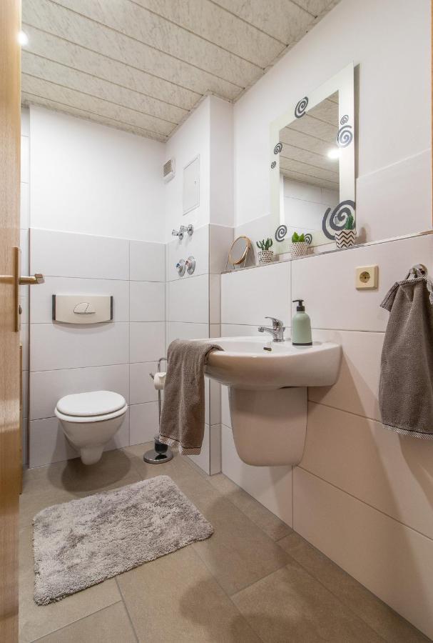 Modernes Apartment Im Gruenen I Balkon I Wlan I Stellplatz Schwarzenberg  Ngoại thất bức ảnh